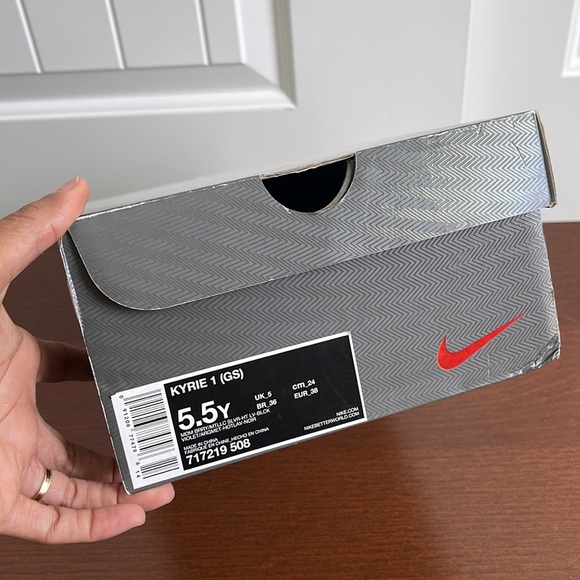 Kyrie Irving 1  'Easter' Edition - Picture 16 of 16